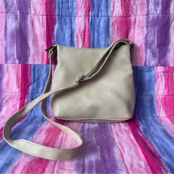 Unbranded cream faux leather crossbody bag adjustable strap front pocket - Picture 6 of 8